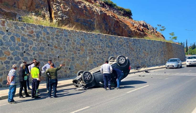 Cadde ortasında takla attı