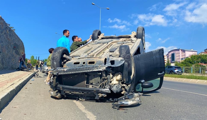 Cadde ortasında takla attı