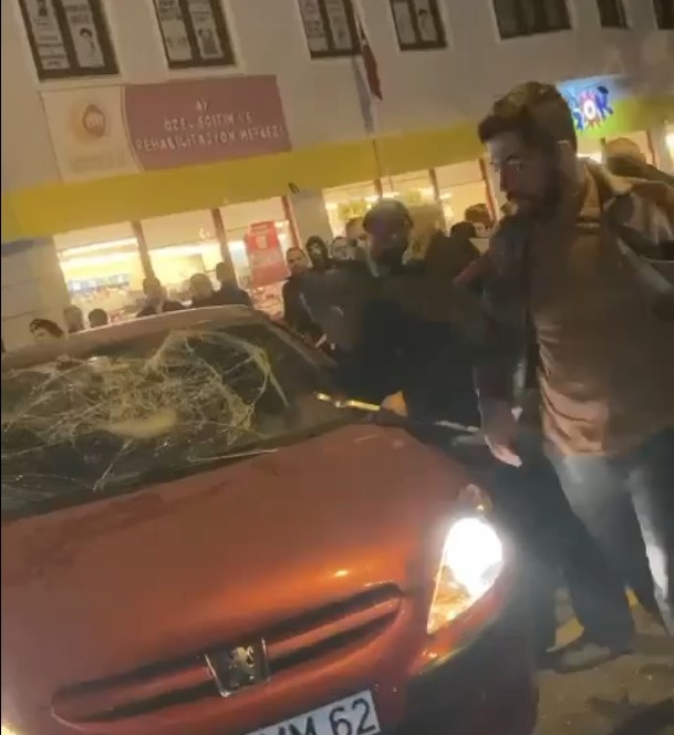 Cadde savaş alanına döndü: 2 yaralı