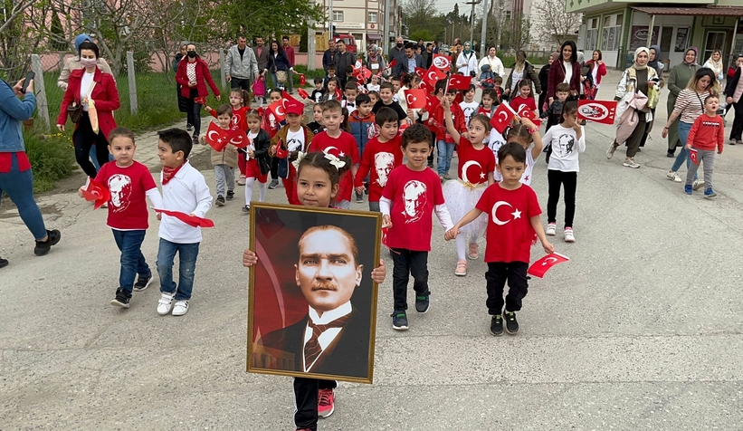 Cadde ve sokaklarda çocuk sesleri yankılandı