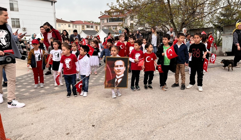 Cadde ve sokaklarda çocuk sesleri yankılandı