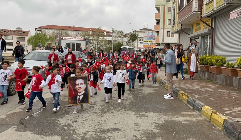 Cadde ve sokaklarda çocuk sesleri yankılandı