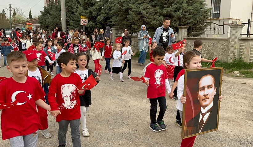 Cadde ve sokaklarda çocuk sesleri yankılandı
