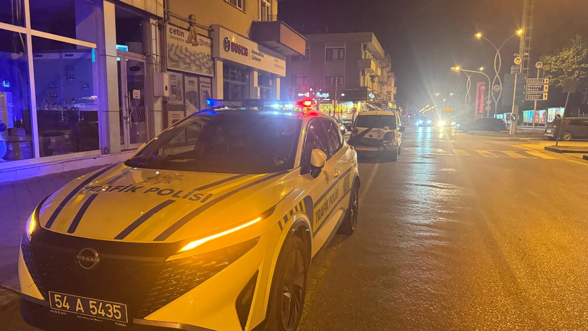 Caddede Can Pazarı! Ticari Araç ile Otomobil Çarpıştı: 3 Yaralı