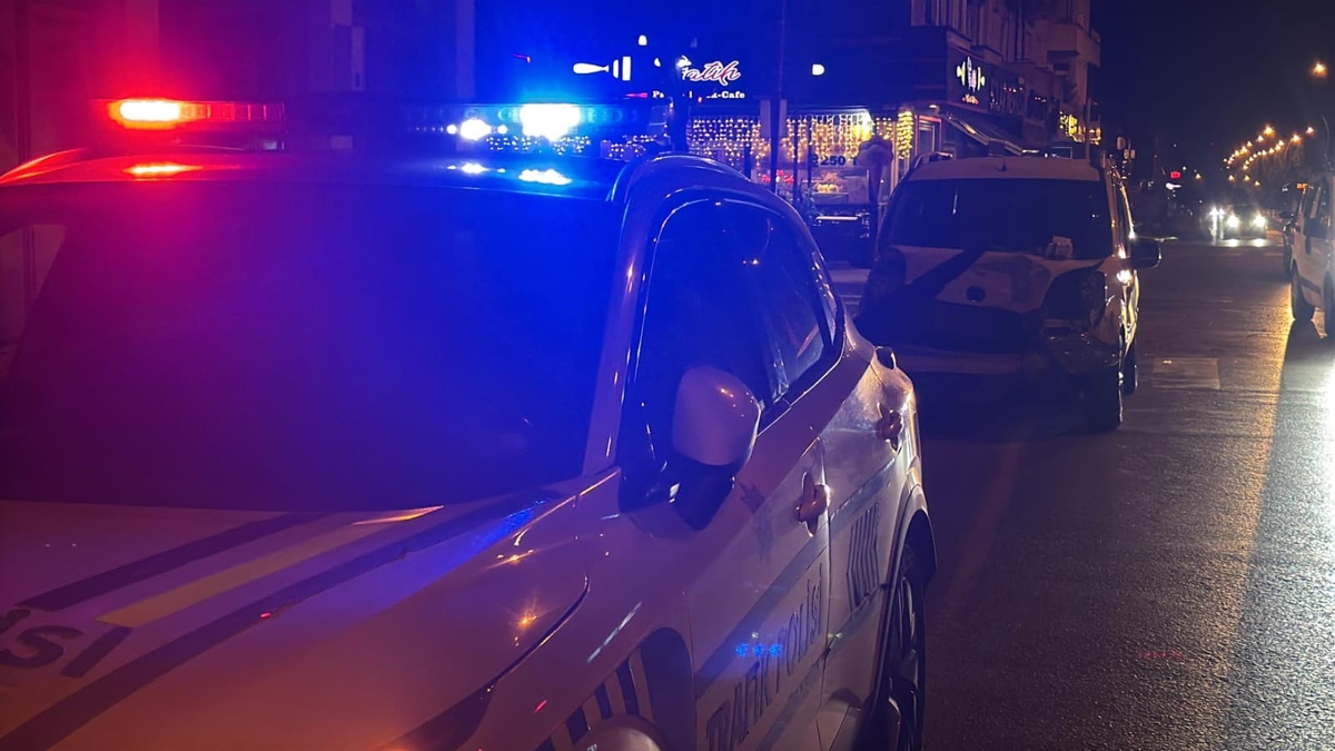 Caddede Can Pazarı! Ticari Araç ile Otomobil Çarpıştı: 3 Yaralı