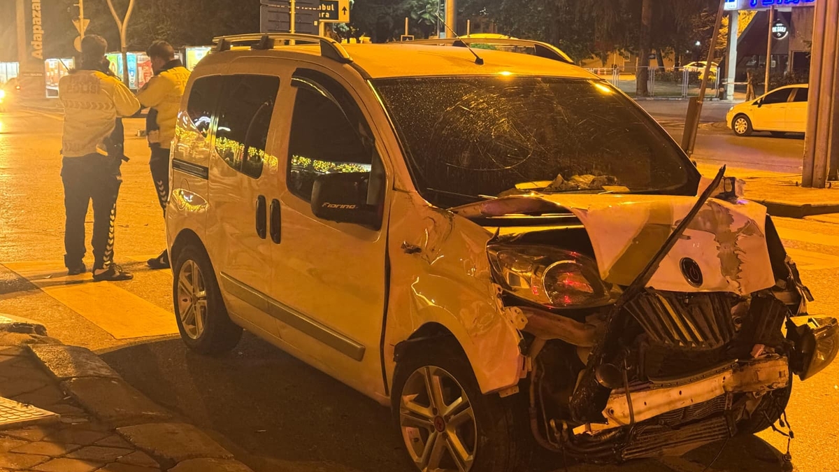 Caddede Can Pazarı! Ticari Araç ile Otomobil Çarpıştı: 3 Yaralı