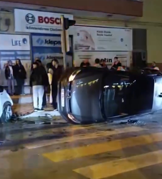 Caddede Can Pazarı! Ticari Araç ile Otomobil Çarpıştı: 3 Yaralı