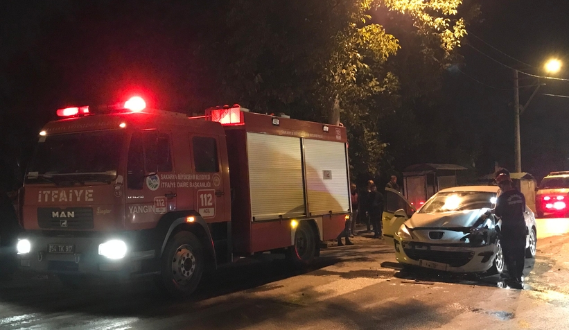 Caddede iki araç çarpıştı: 2 yaralı