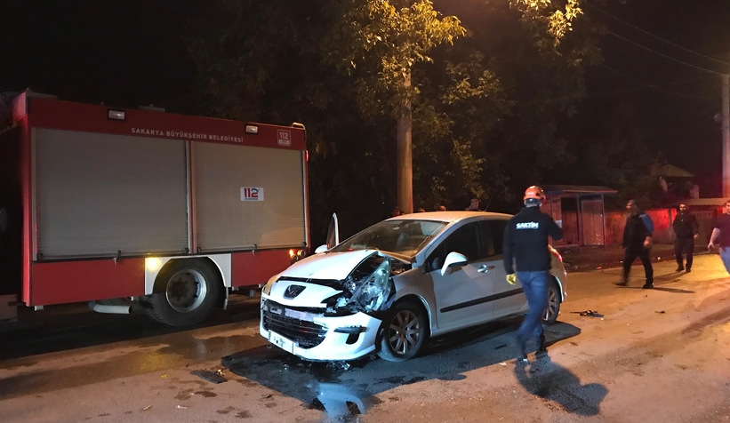 Caddede iki araç çarpıştı: 2 yaralı