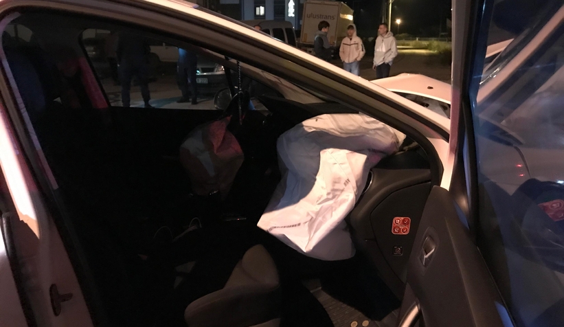 Caddede iki araç çarpıştı: 2 yaralı