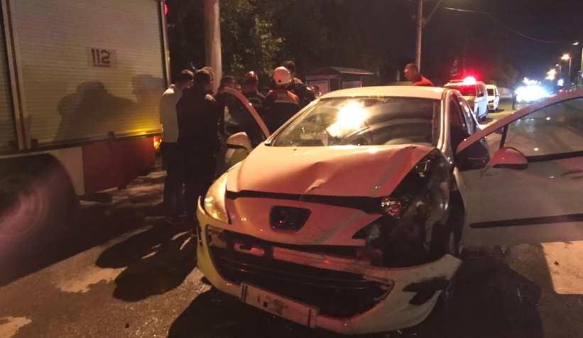 Caddede iki araç çarpıştı: 2 yaralı