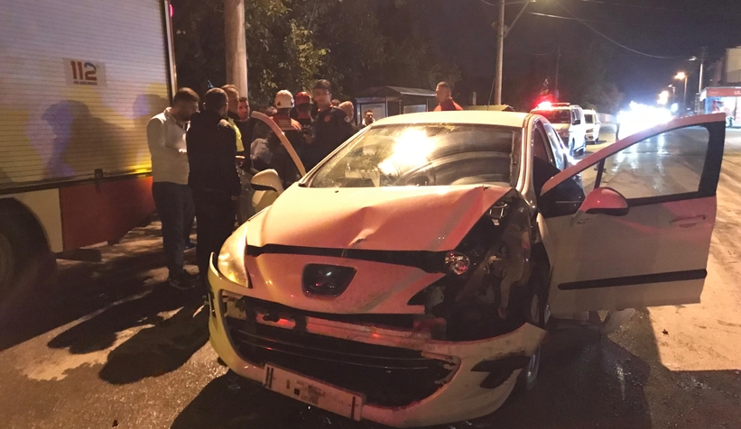 Caddede iki araç çarpıştı: 2 yaralı