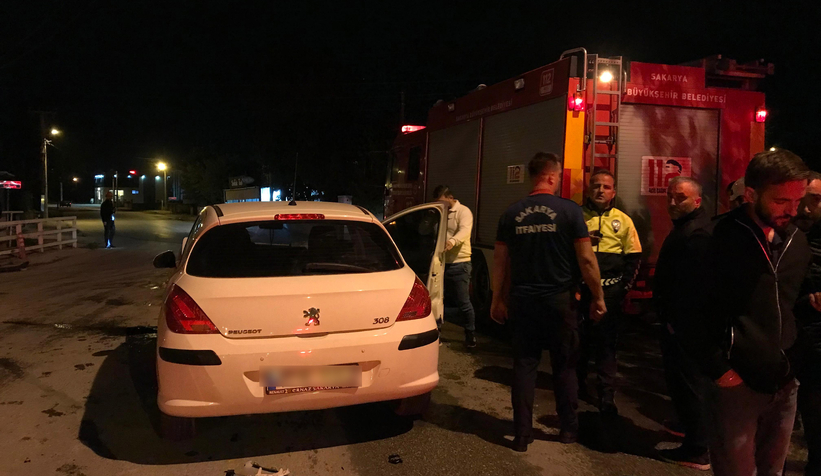 Caddede iki araç çarpıştı: 2 yaralı