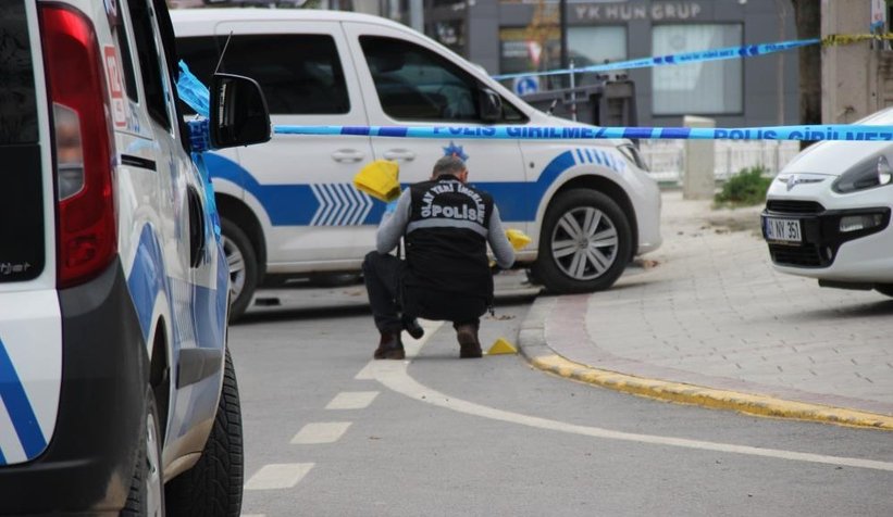 Caddede karşılaşan husumetliler dehşet saçtı
