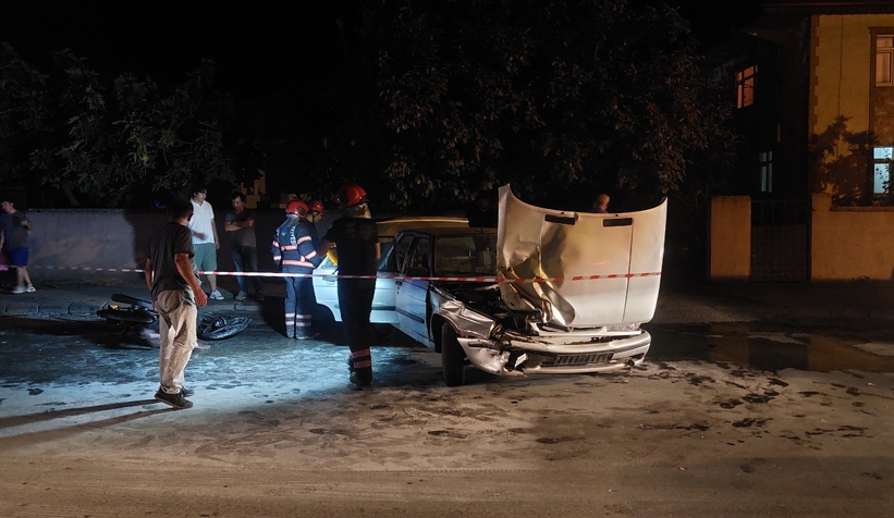 Caddede kaza; Otomobil ve motosiklet alev aldı