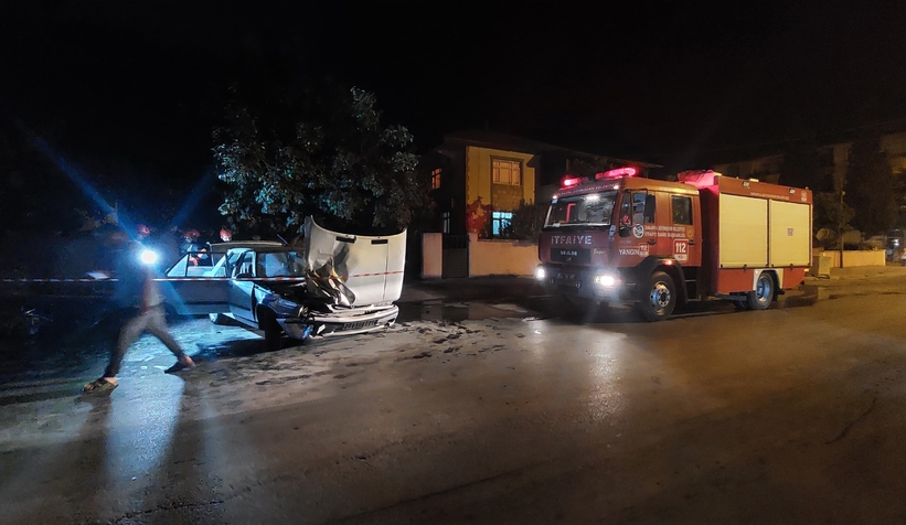 Caddede kaza; Otomobil ve motosiklet alev aldı