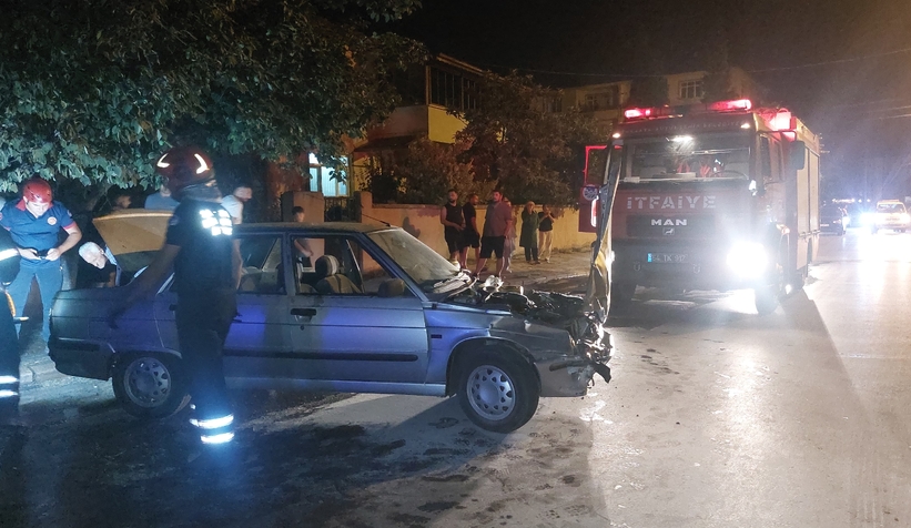 Caddede kaza; Otomobil ve motosiklet alev aldı