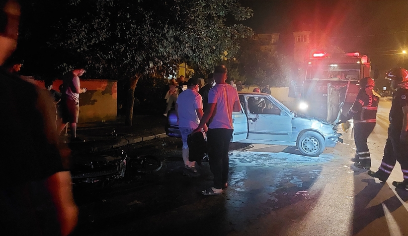Caddede kaza; Otomobil ve motosiklet alev aldı