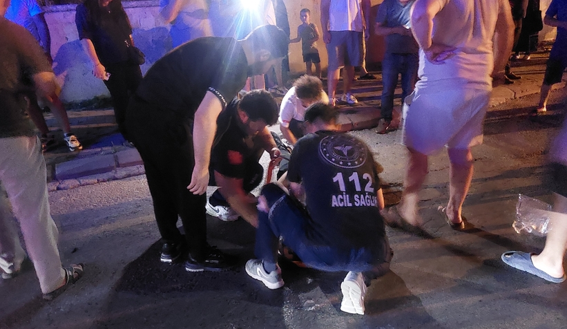 Caddede kaza; Otomobil ve motosiklet alev aldı