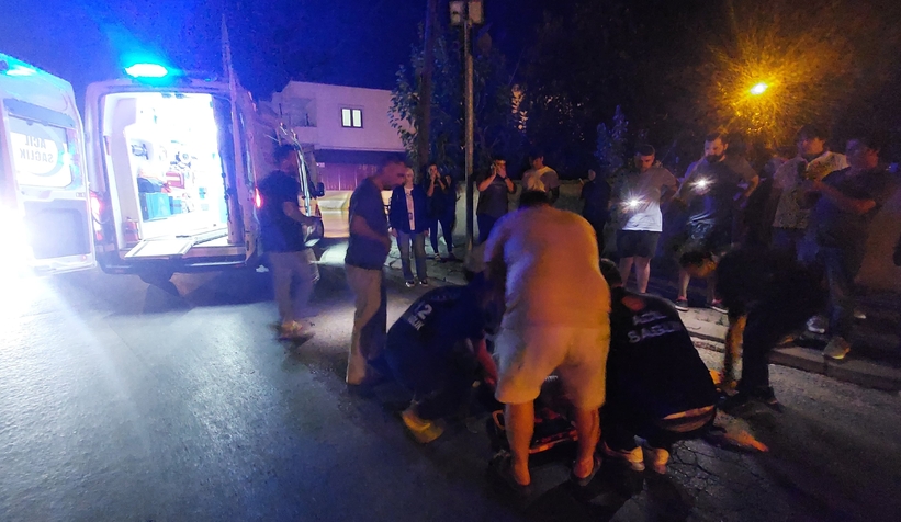 Caddede kaza; Otomobil ve motosiklet alev aldı