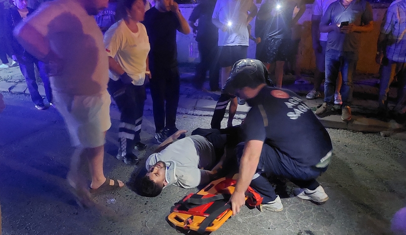 Caddede kaza; Otomobil ve motosiklet alev aldı