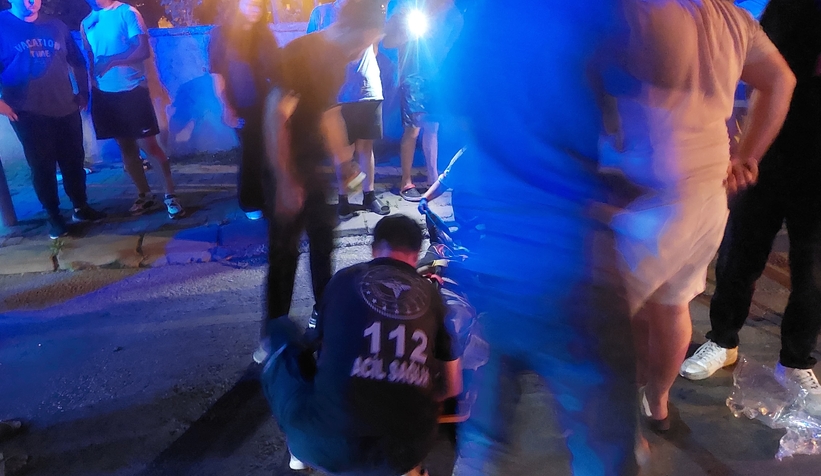 Caddede kaza; Otomobil ve motosiklet alev aldı