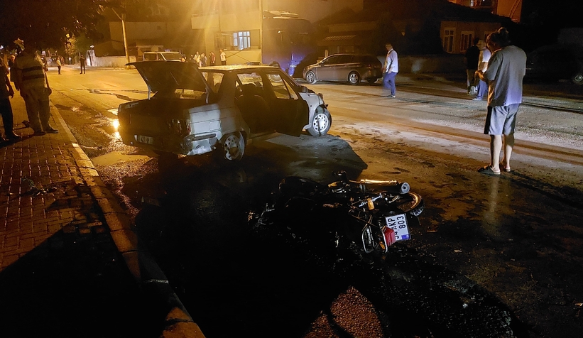Caddede kaza; Otomobil ve motosiklet alev aldı