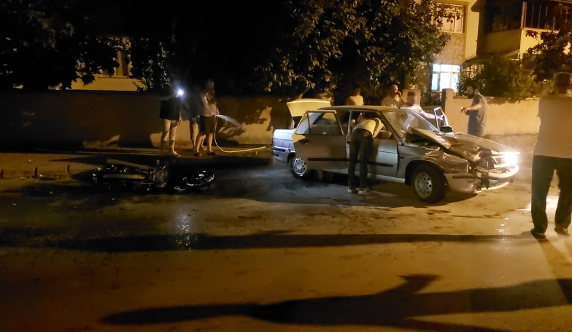 Caddede kaza; Otomobil ve motosiklet alev aldı
