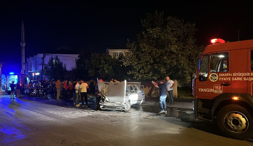 Caddede kaza; Otomobil ve motosiklet alev aldı