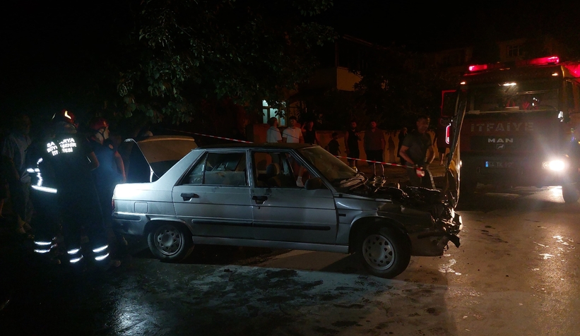 Caddede kaza; Otomobil ve motosiklet alev aldı