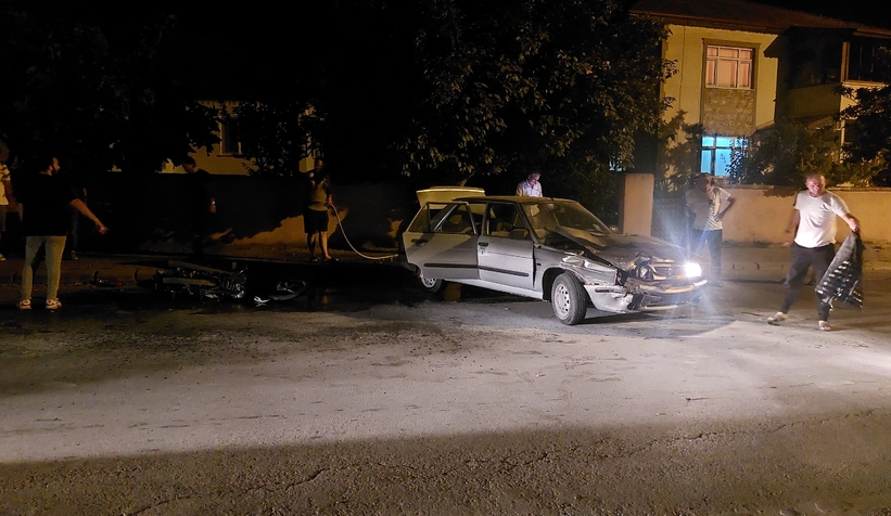 Caddede kaza; Otomobil ve motosiklet alev aldı