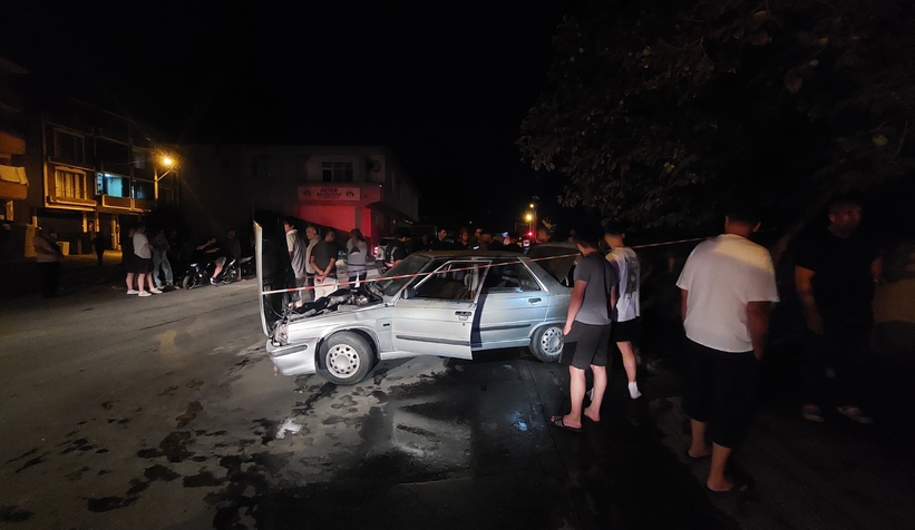 Caddede kaza; Otomobil ve motosiklet alev aldı