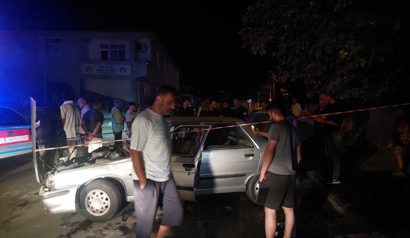 Caddede kaza; Otomobil ve motosiklet alev aldı