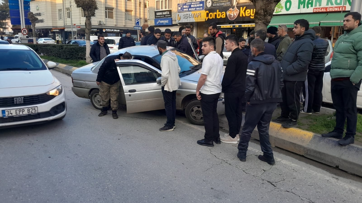 Caddede kaza yaptı, araçtan inmeyip ekiplere direndi