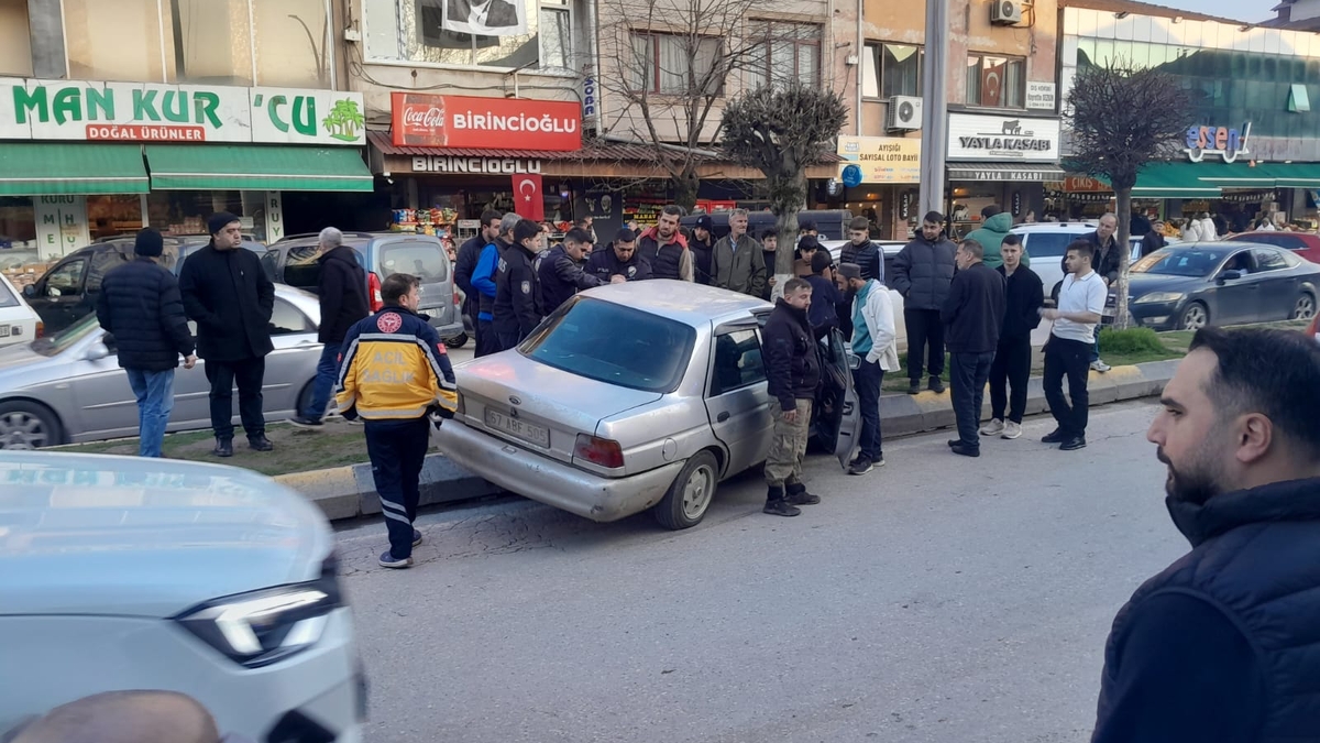 Caddede kaza yaptı, araçtan inmeyip ekiplere direndi