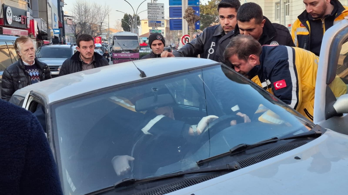 Caddede kaza yaptı, araçtan inmeyip ekiplere direndi