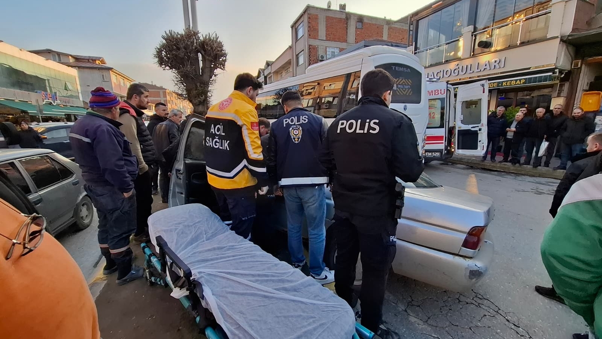 Caddede kaza yaptı, araçtan inmeyip ekiplere direndi