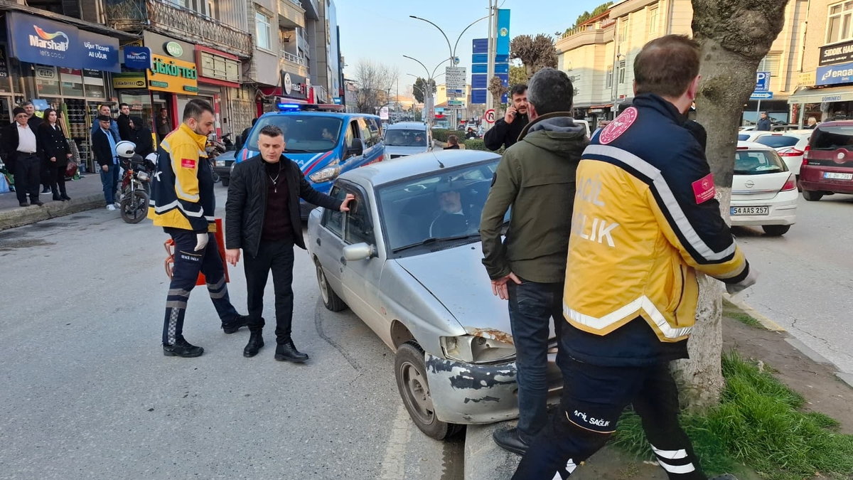 Caddede kaza yaptı, araçtan inmeyip ekiplere direndi