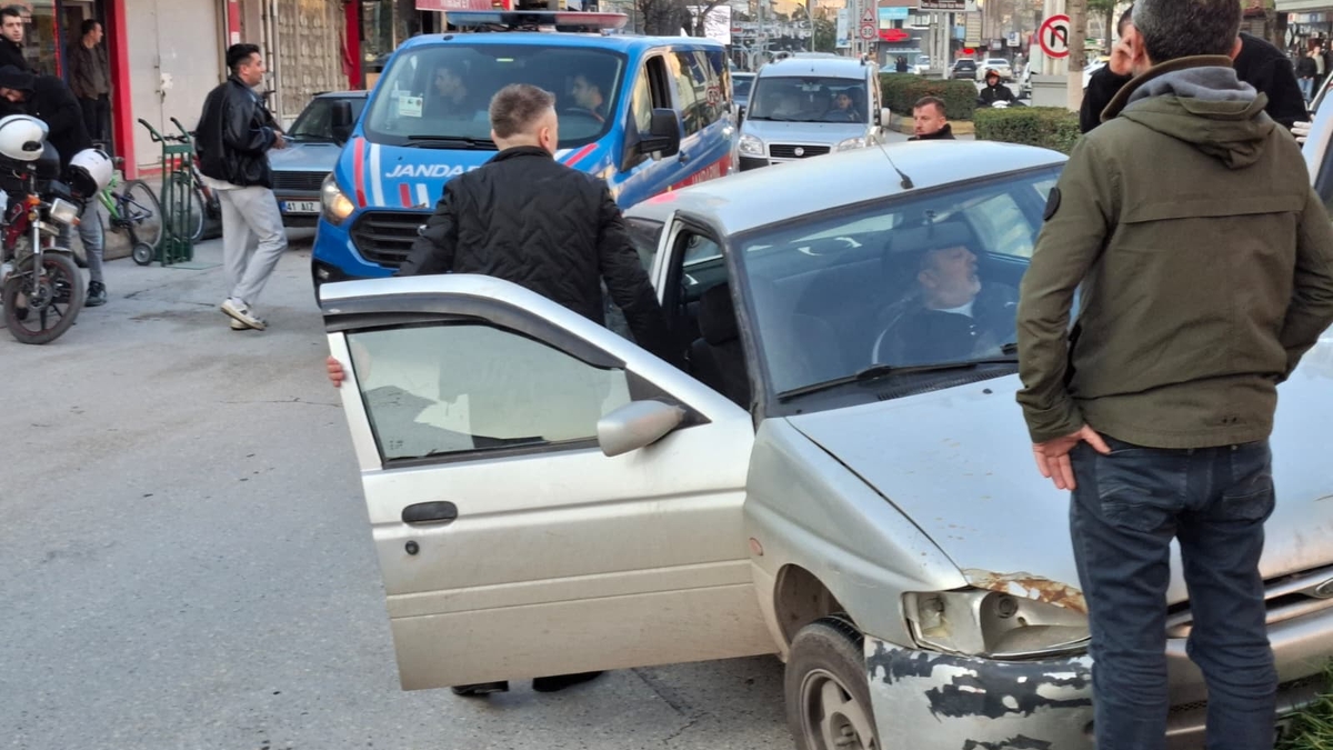 Caddede kaza yaptı, araçtan inmeyip ekiplere direndi