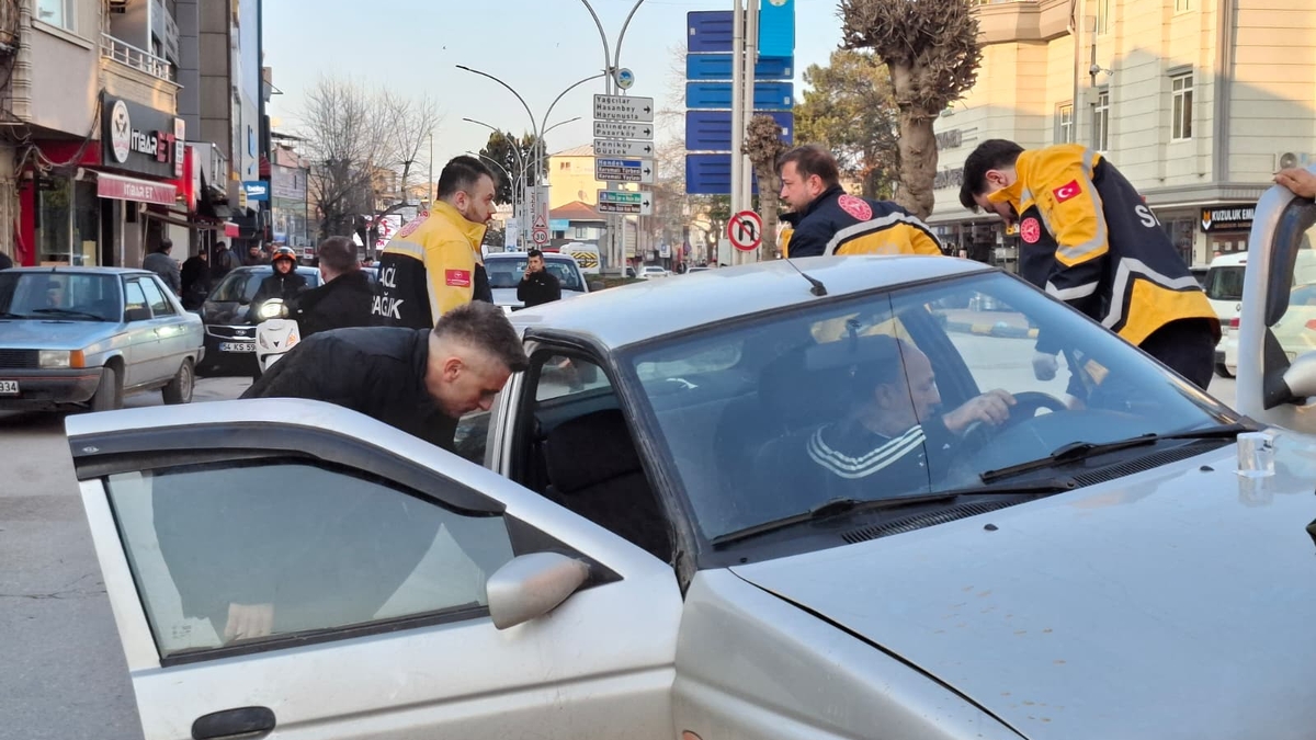 Caddede kaza yaptı, araçtan inmeyip ekiplere direndi