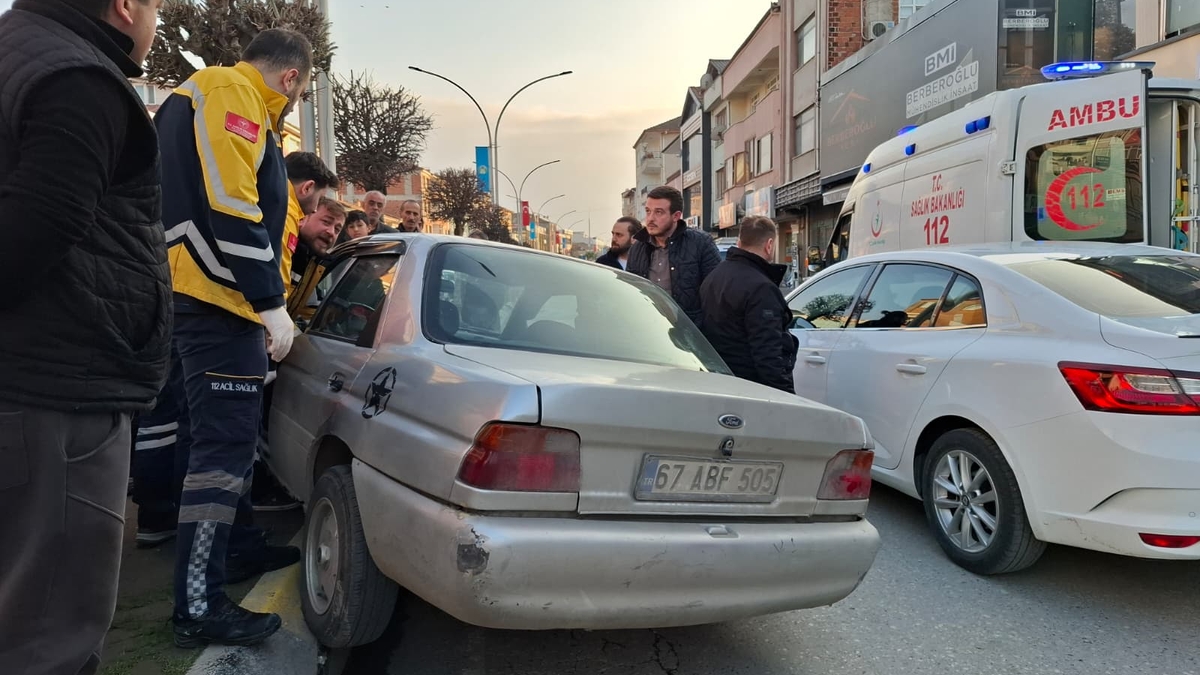 Caddede kaza yaptı, araçtan inmeyip ekiplere direndi