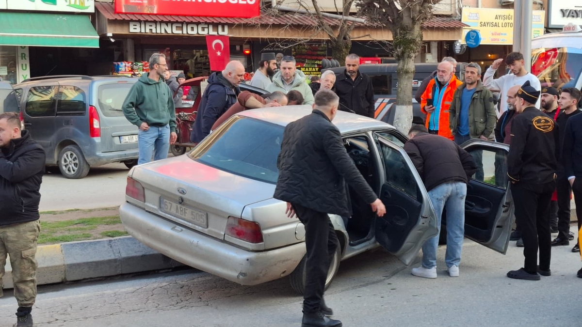 Caddede kaza yaptı, araçtan inmeyip ekiplere direndi