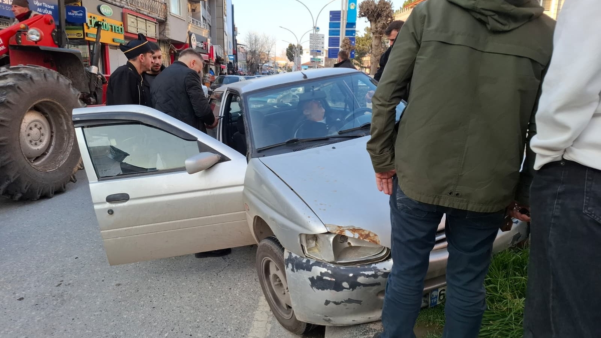 Caddede kaza yaptı, araçtan inmeyip ekiplere direndi