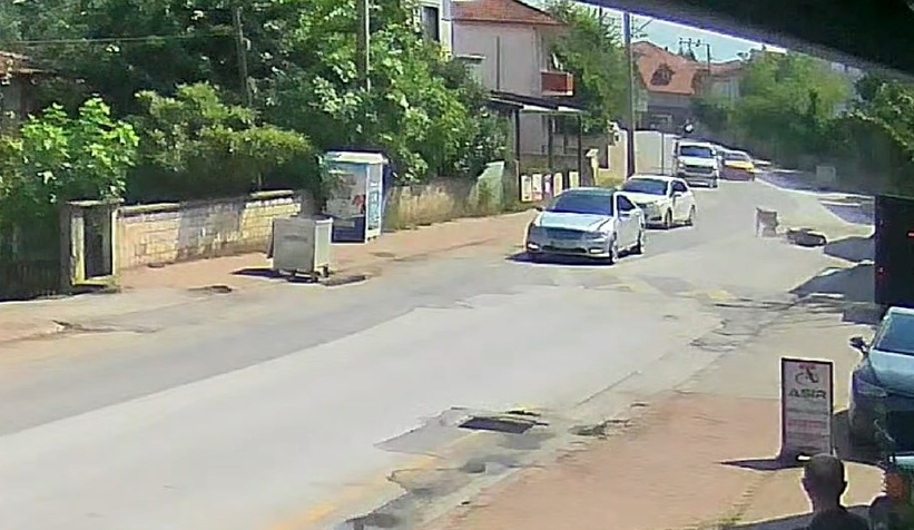 caddedeki-cukur-motosikletliye-kaza-yaptirdi-iste-o-anlarm211s3nnqu