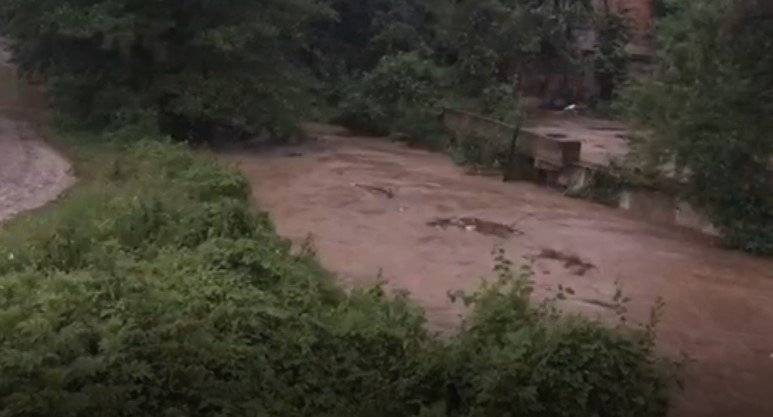 Caddeler suyla doldu, dereler taşma noktasına geldi