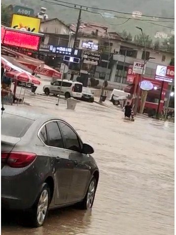 Caddeler suyla doldu, dereler taşma noktasına geldi