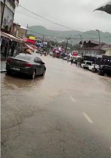 Caddeler suyla doldu, dereler taşma noktasına geldi