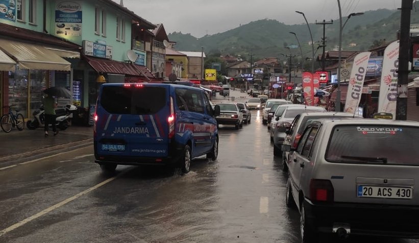 Caddeler suyla doldu, dereler taşma noktasına geldi