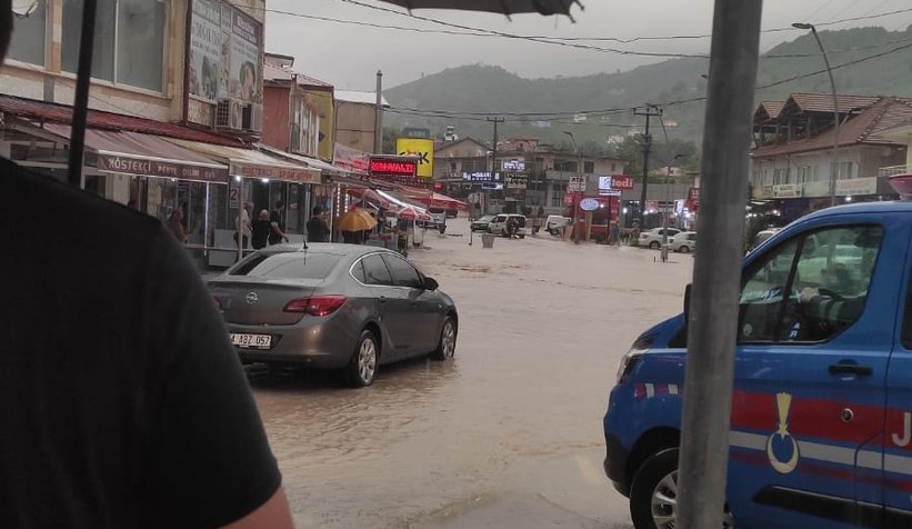 Caddeler suyla doldu, dereler taşma noktasına geldi