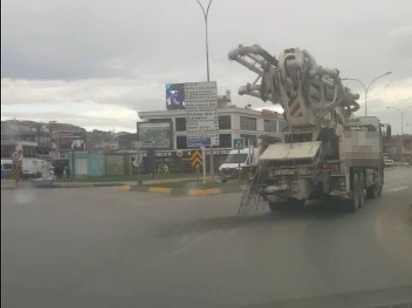 Caddelere beton döke döke gitti